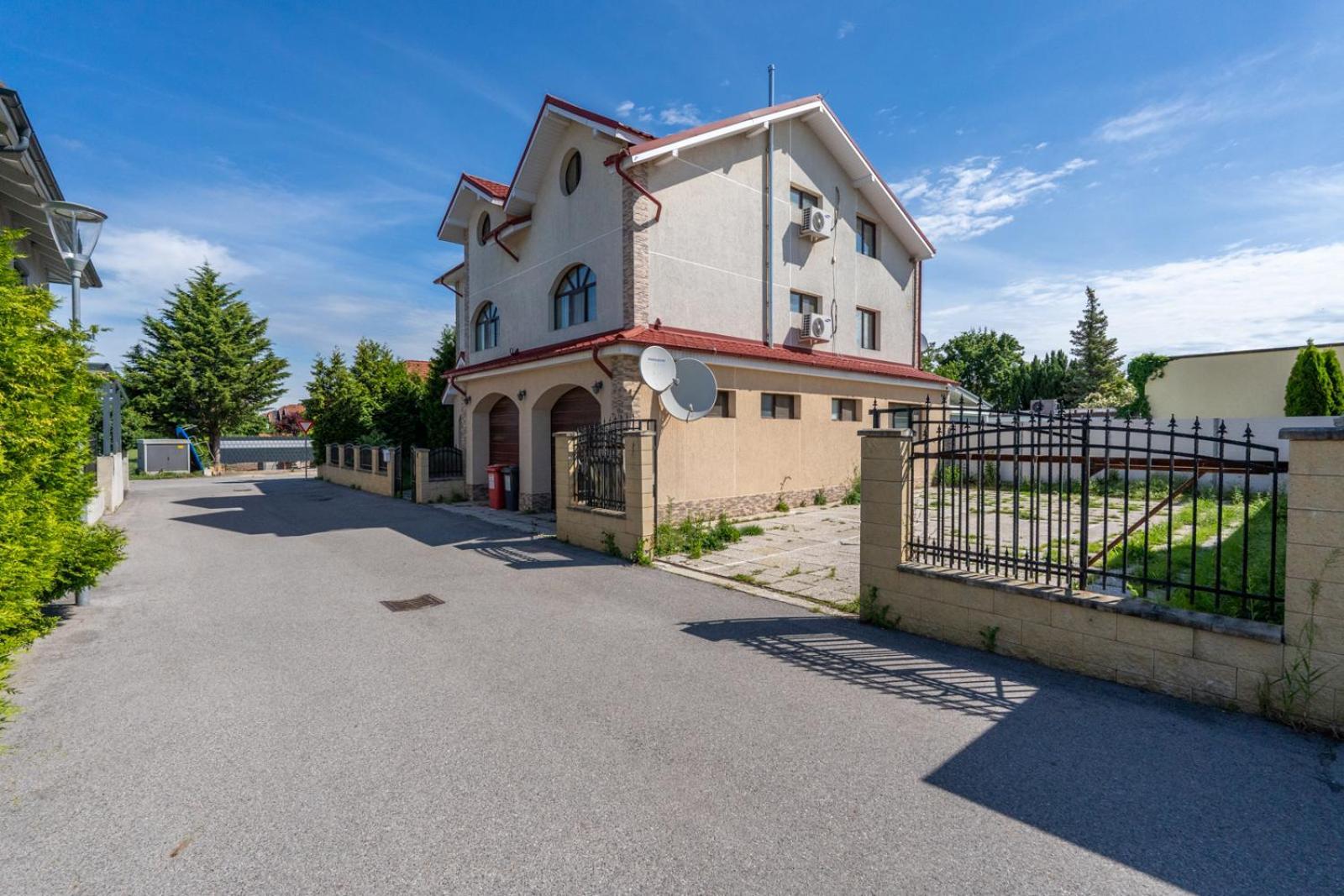 Farawayhomes Aparthotel Near Vienna Airport - Anytime Self Check-In Bruck an der Leitha Eksteriør billede